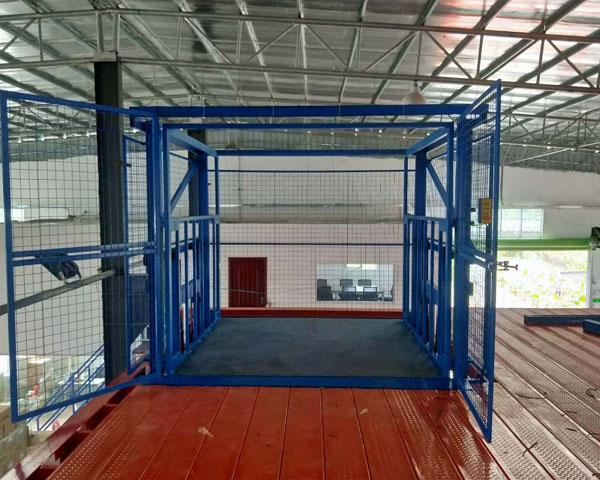 固定導(dǎo)軌式升降機(jī)